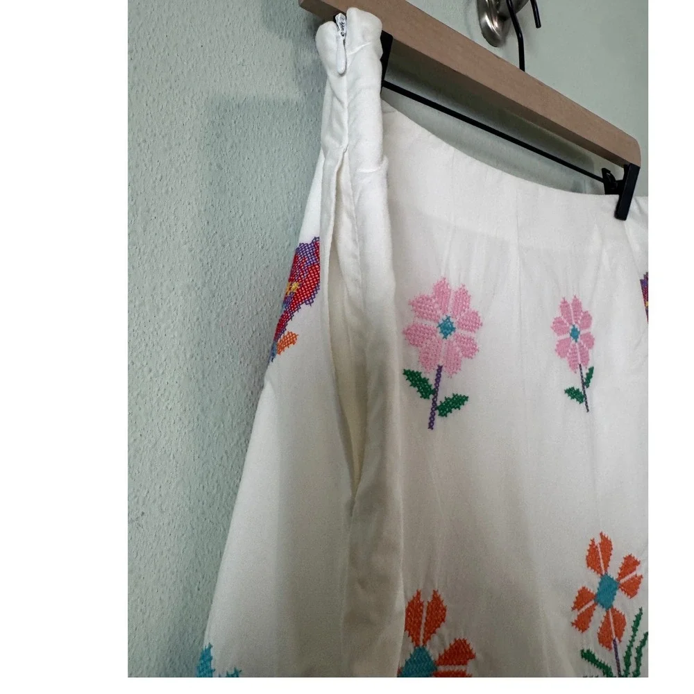 J. Marie Tessie Shorts Embroidered Cross-Stitch Floral Parrot Scallop Trim L NEW - Picture 8 of 14
